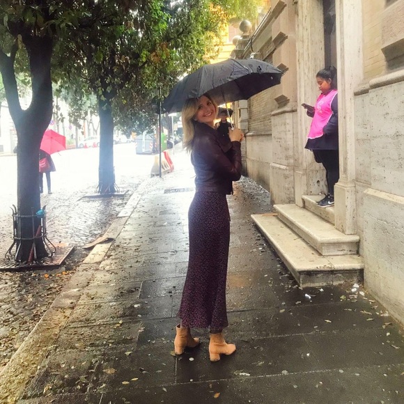 Meet your Posher, Juliana - Picture 2 of 4